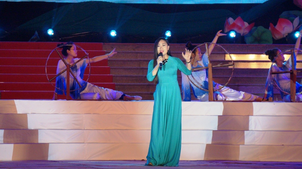 Ca sĩ và tốp múa đến từ Nghệ An thể hiện ca khúc 