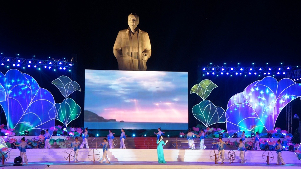 Ca sĩ và tốp múa đến từ Nghệ An thể hiện ca khúc 