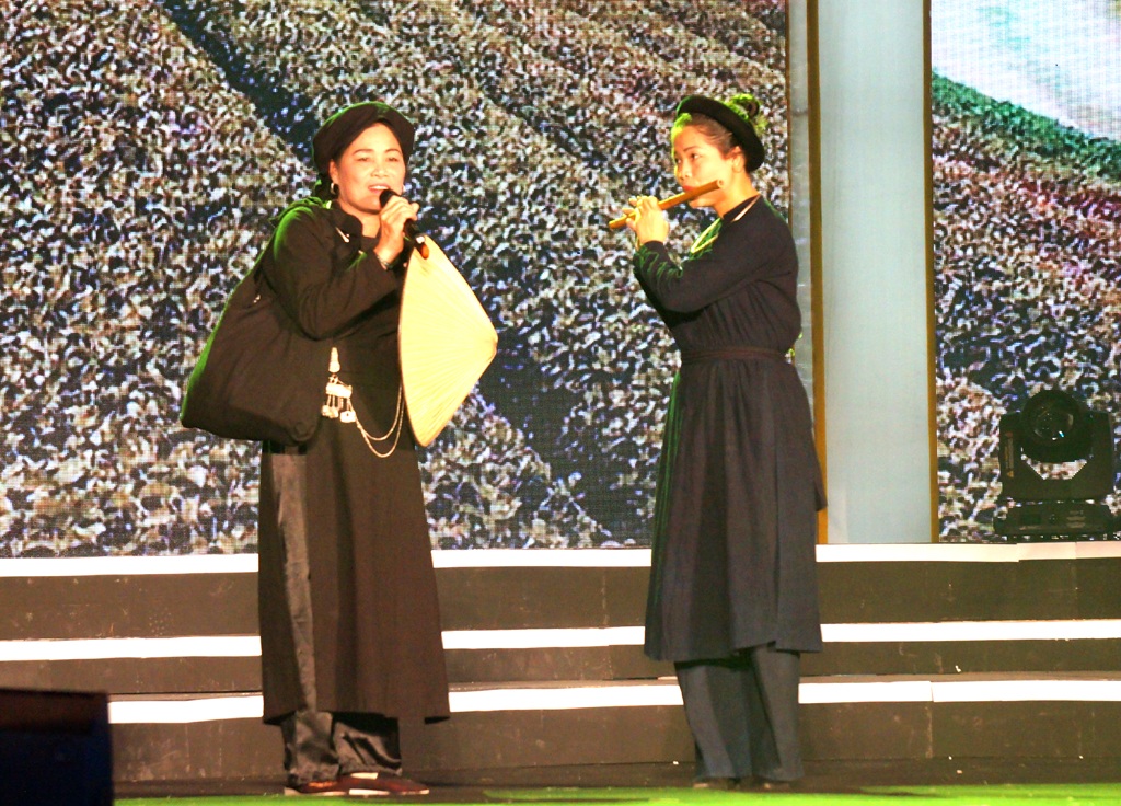 Long làn nơi - còn gọi là Chèo thuyền trên sông tốp nghệ nhân xã Nậm Khao, Mường Tè, Lai Châu.