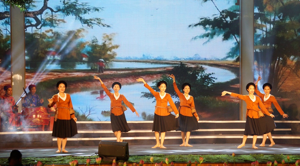 Long làn nơi - còn gọi là Chèo thuyền trên sông tốp nghệ nhân xã Nậm Khao, Mường Tè, Lai Châu.