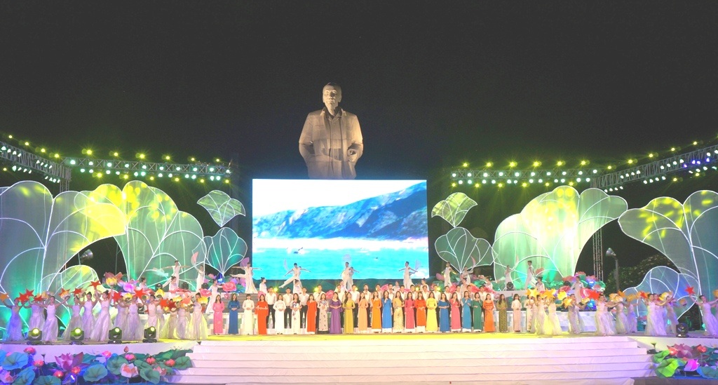 Màn biểu diễn của các diễn viên trong phần đầu chào mừng các đoàn về tham dự.