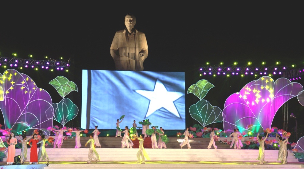 Ca sĩ và tốp múa đến từ Nghệ An thể hiện ca khúc 