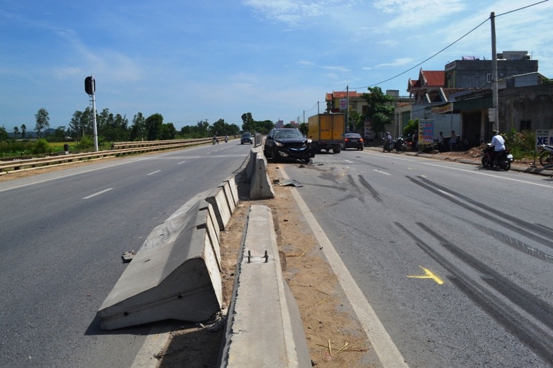 Dải phân cách bê tông trên quốc lộ 1A bị xe container đâm văng. 