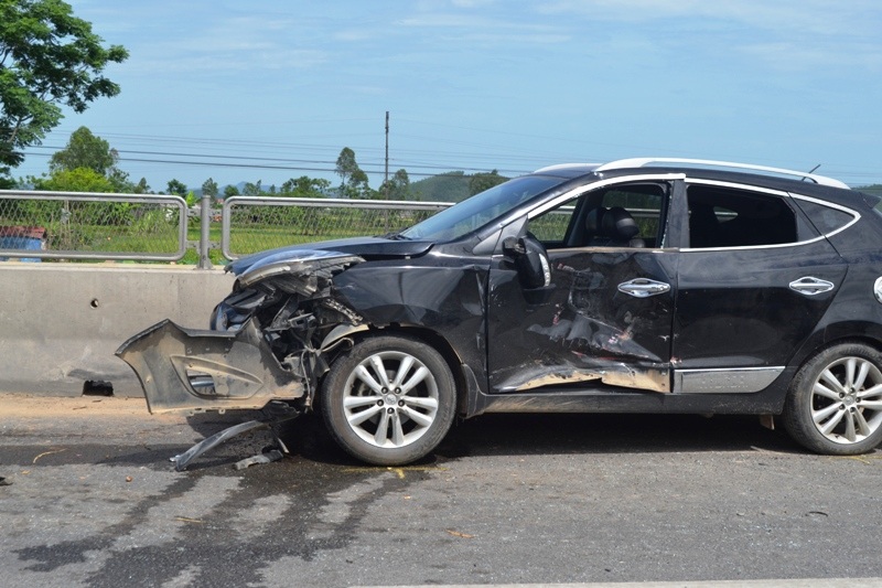 Chiếc xe con hư hỏng nặng sau khi bị xe container đâm.