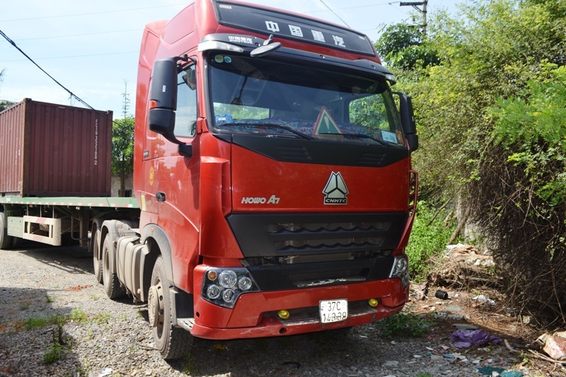 Chiếc xe container đâm xe con đang được đưa về công an làm rõ.