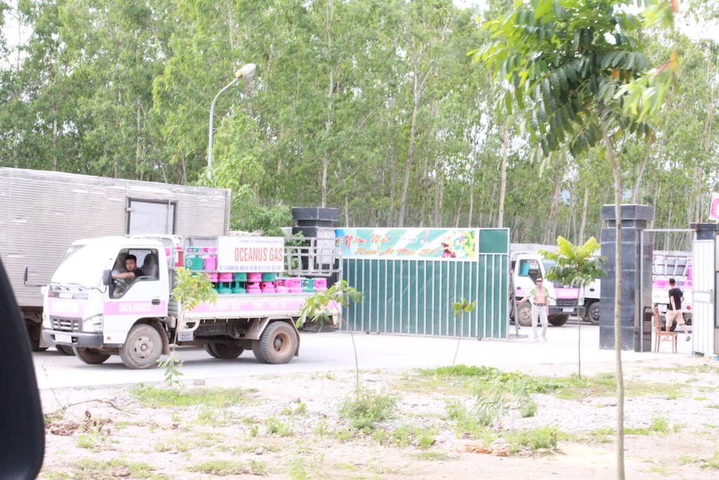 Cổng vào cơ sở sang gas trái phép được bao bọc bởi tường bao kín đáo rất khó phát hiện.