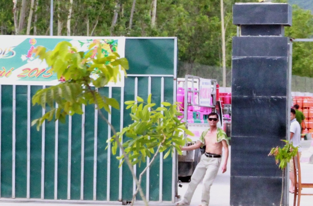 Cánh cổng vào cơ sở này được làm kín đáo. 