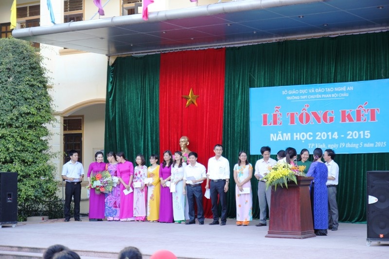 Tổng kết trao thưởng cho các em cuối năm học.