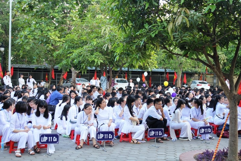 Các em trong màu áo trắng tinh khôi ngày tổng kết.