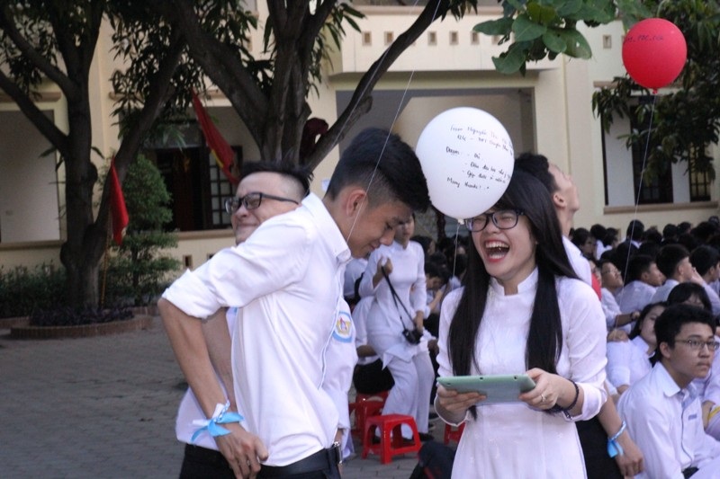 Tổng kết trao thưởng cho các em cuối năm học.