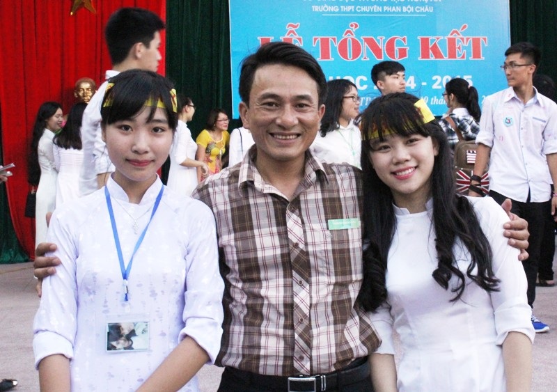 Chụp ảnh kỷ niệm với thầy giáo chủ nhiệm, bộ môn.