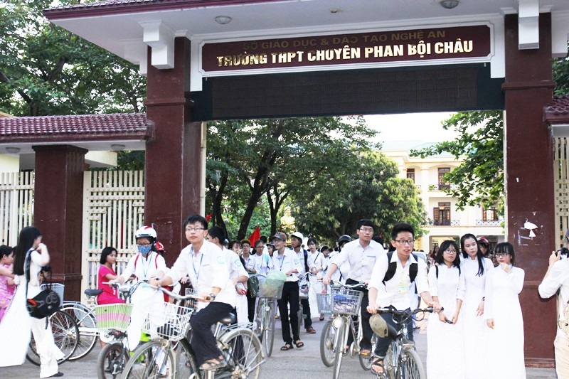 Các em đã khóc trong buổi chia tay đầy ý nghĩa này.