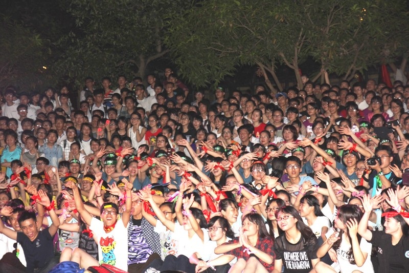 Các em đã khóc trong buổi chia tay đầy ý nghĩa này.