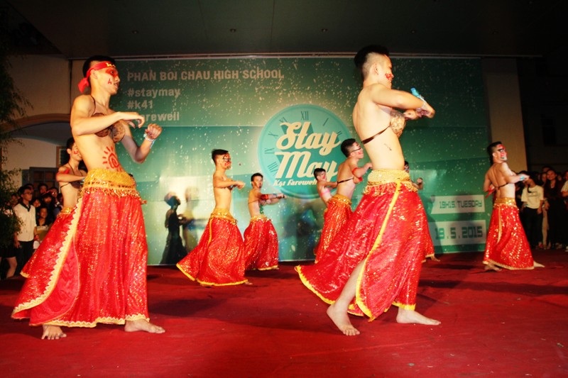 Đặc biệt, đêm gala chia tay các em khối 12 diễn ra sôi động xen lẫn nước mắt, nụ cười.