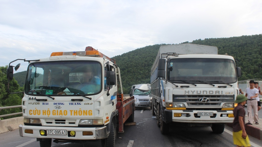 Chiếc xe tải (bên phải) được đưa về CA huyện Nghi Lộc điều tra làm rõ.