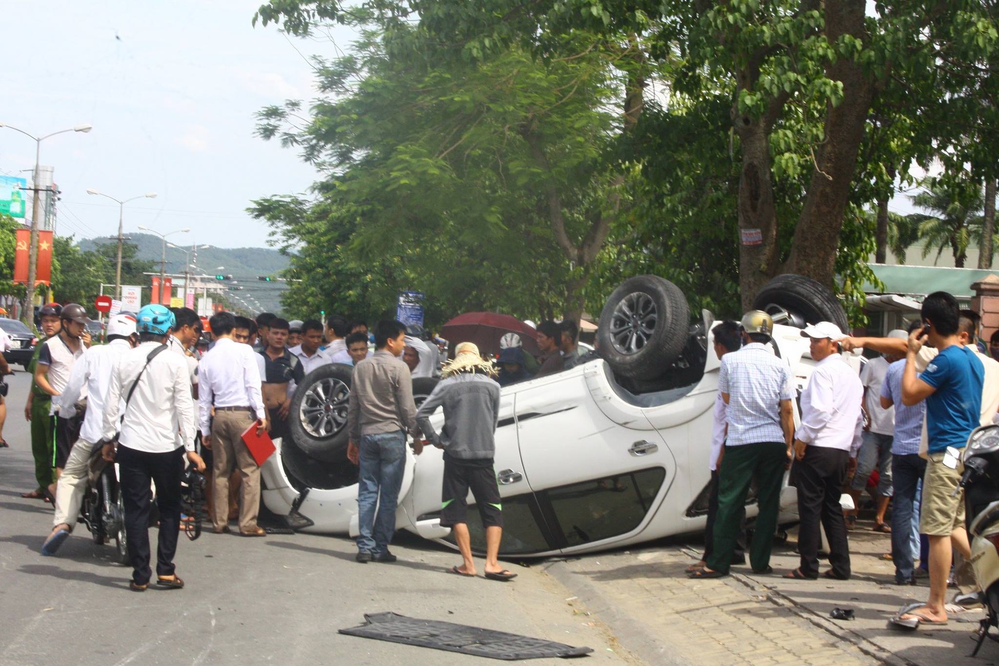 Ô tô tông gãy cột điện, lật ngửa trên đường - 5 Nhiều người hiếu kỳ đứng xem vụ tai nạn.