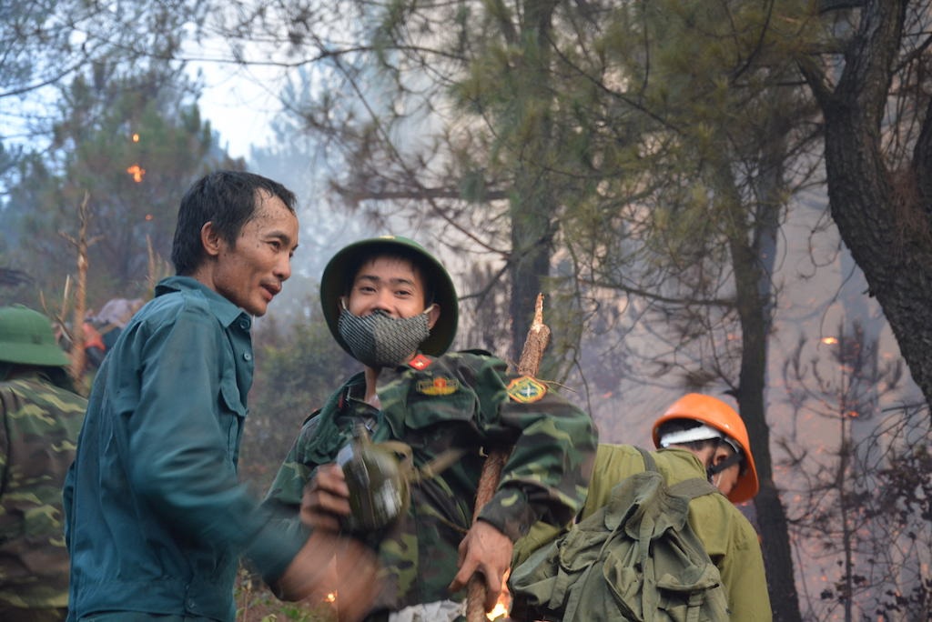 Nỗ lực dập đám cháy khiến nhiều người khát nước dừng nghỉ uống.