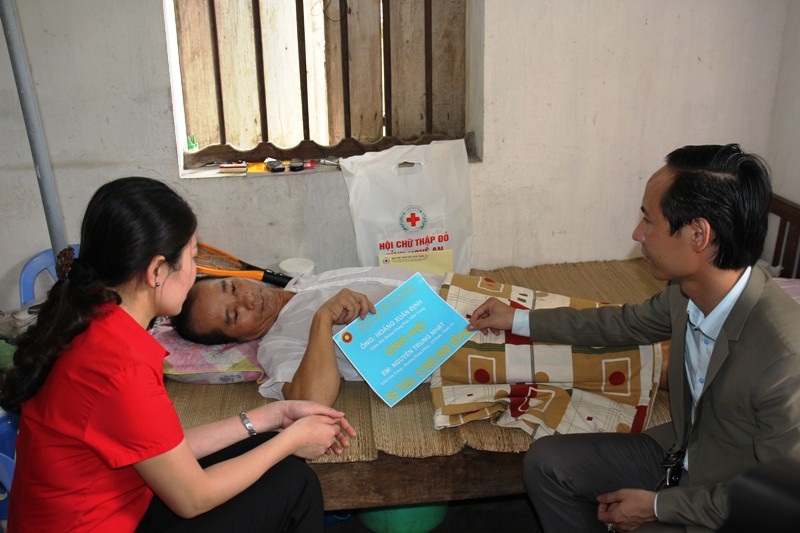 Những món quà nghĩa tình tiếp sức đến các hoàn cảnh bi đát ở Nghệ An