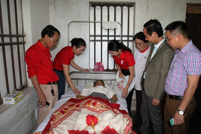 Những món quà nghĩa tình tiếp sức đến các hoàn cảnh bi đát ở Nghệ An