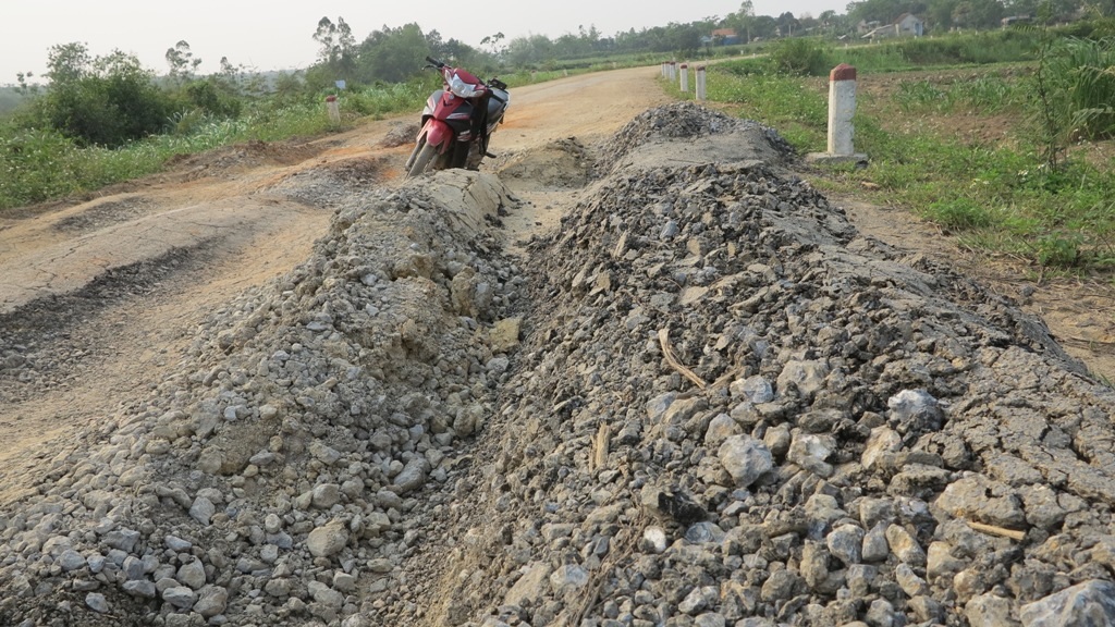 Nghệ An: Đường hàng chục tỷ chưa bàn giao đã nát như tương