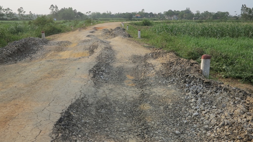 Nghệ An: Đường hàng chục tỷ chưa bàn giao đã nát như tương