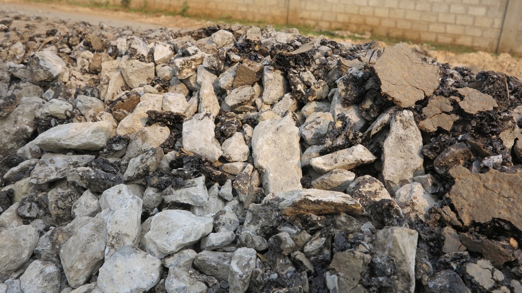 Thậm chí có phần đá còn sạch bóng không hề được phủ nhựa.