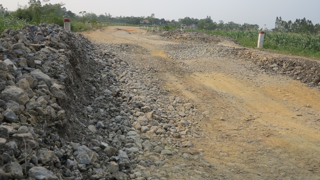 Nghệ An: Đường hàng chục tỷ chưa bàn giao đã nát như tương