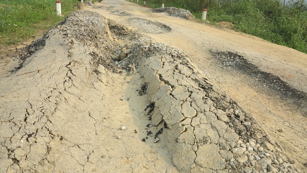 Nổi u giữa đường.