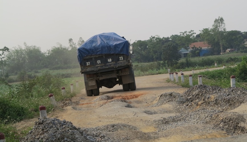 Thậm chí có phần đá còn sạch bóng không hề được phủ nhựa.
