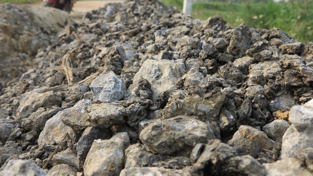 Thậm chí có phần đá còn sạch bóng không hề được phủ nhựa.