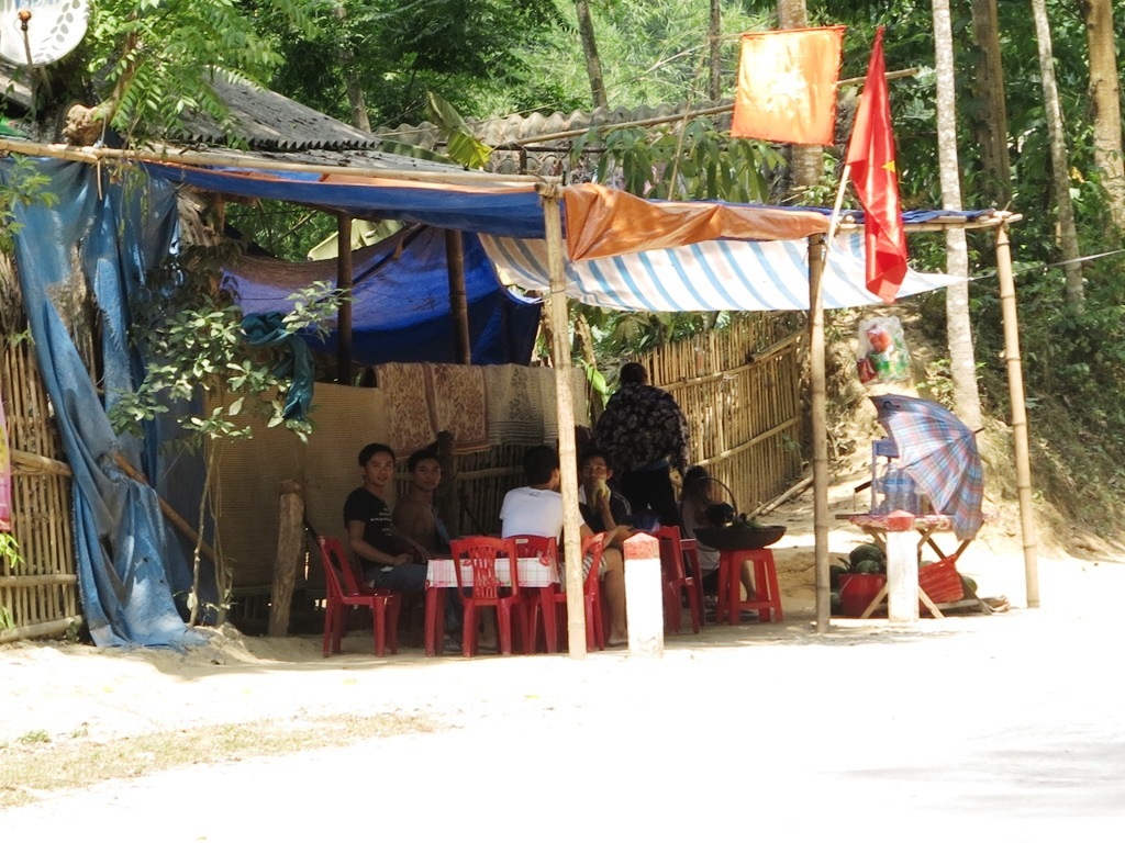 Người nông dân cùng đàn gia súc cũng “trốn” nắng
khi đã bị vắt kiệt sức.