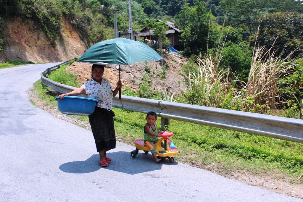 Người nông dân cùng đàn gia súc cũng “trốn” nắng
khi đã bị vắt kiệt sức.