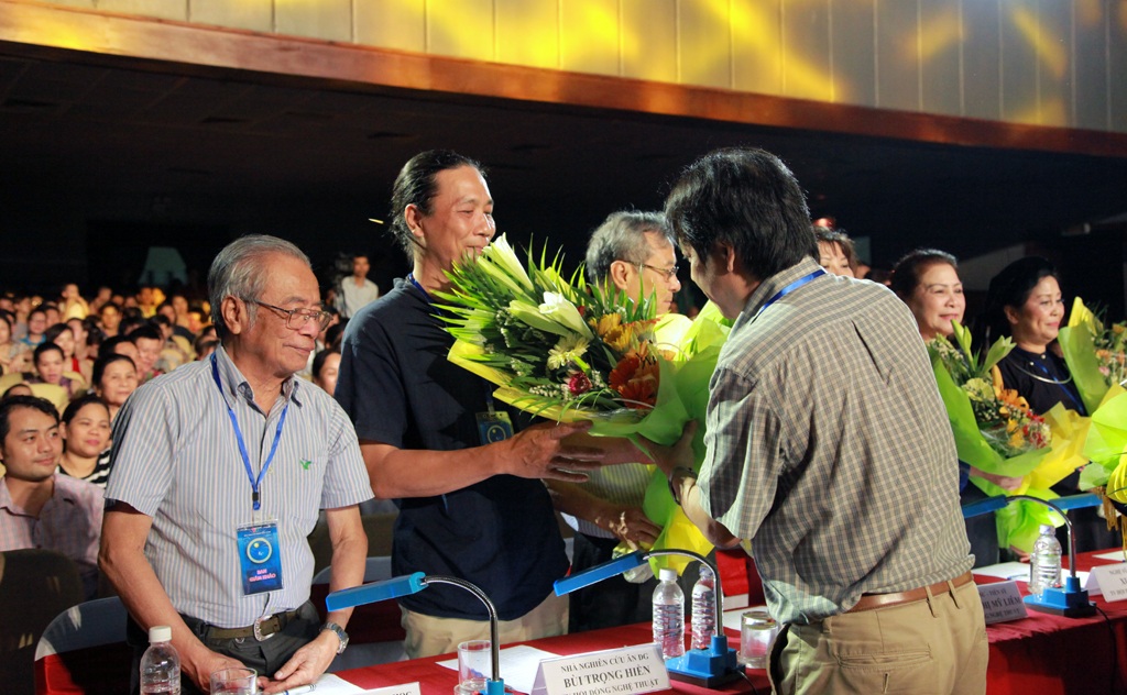 Ban tổ chức tặng hoa cho Ban giám khảo.