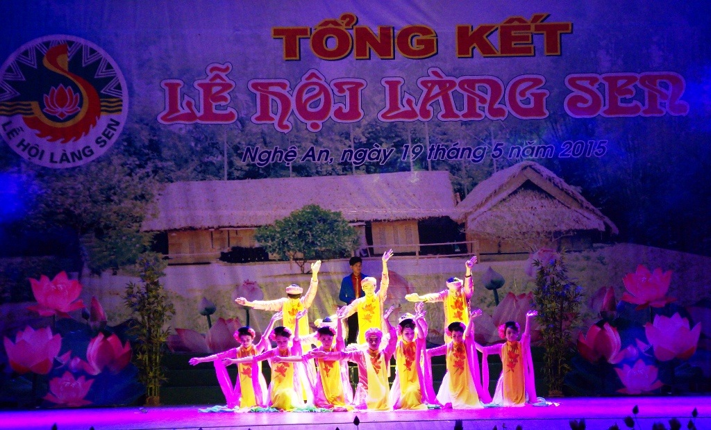 Lưu luyến đêm tổng kết Lễ hội Làng Sen 2015