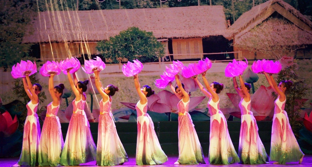 Tiết mục: Cây vú sữa do đoàn NTQC tỉnh Cần Thơ biểu diễn.