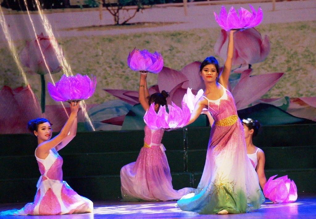 Tiết mục: Cây vú sữa do đoàn NTQC tỉnh Cần Thơ biểu diễn.