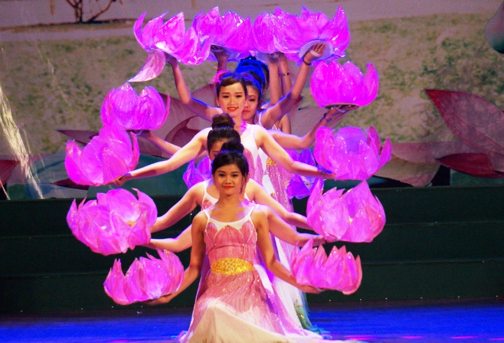 Tiết mục: Cây vú sữa do đoàn NTQC tỉnh Cần Thơ biểu diễn.