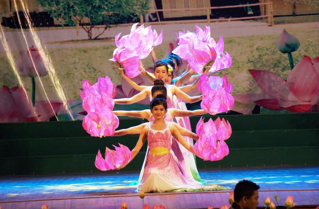 Tiết mục: Cây vú sữa do đoàn NTQC tỉnh Cần Thơ biểu diễn.