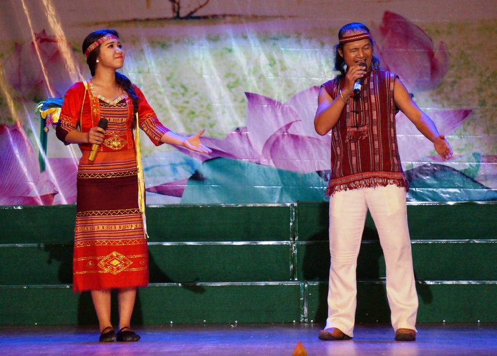 Tiết mục Người Chơ Ro nhớ ơn Bác do đoàn NTQC Đồng Nai biểu diễn.