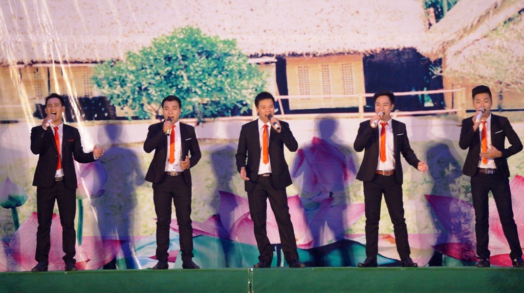 Tiết mục Người Chơ Ro nhớ ơn Bác do đoàn NTQC Đồng Nai biểu diễn.