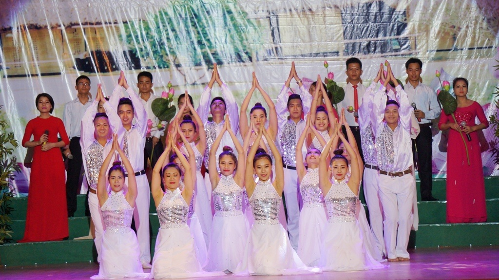 Tiết mục Người Chơ Ro nhớ ơn Bác do đoàn NTQC Đồng Nai biểu diễn.