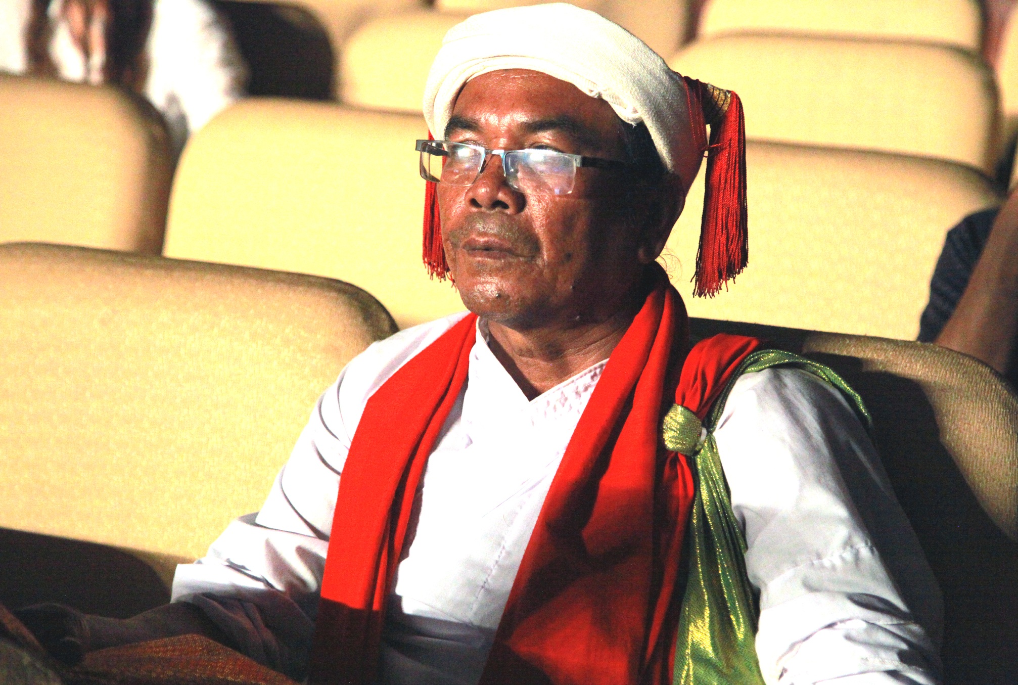 Một nghệ nhân đến từ tỉnh Ninh Thuận sau phần thi xuống ngồi theo dõi ở hàng ghế khán giả.