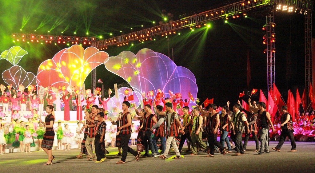 Các đoàn về tham dự đêm diễn đi trước sân khấu.