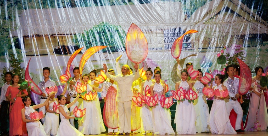 Tiết mục Người Chơ Ro nhớ ơn Bác do đoàn NTQC Đồng Nai biểu diễn.