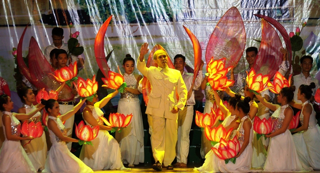 Tiết mục Người Chơ Ro nhớ ơn Bác do đoàn NTQC Đồng Nai biểu diễn.