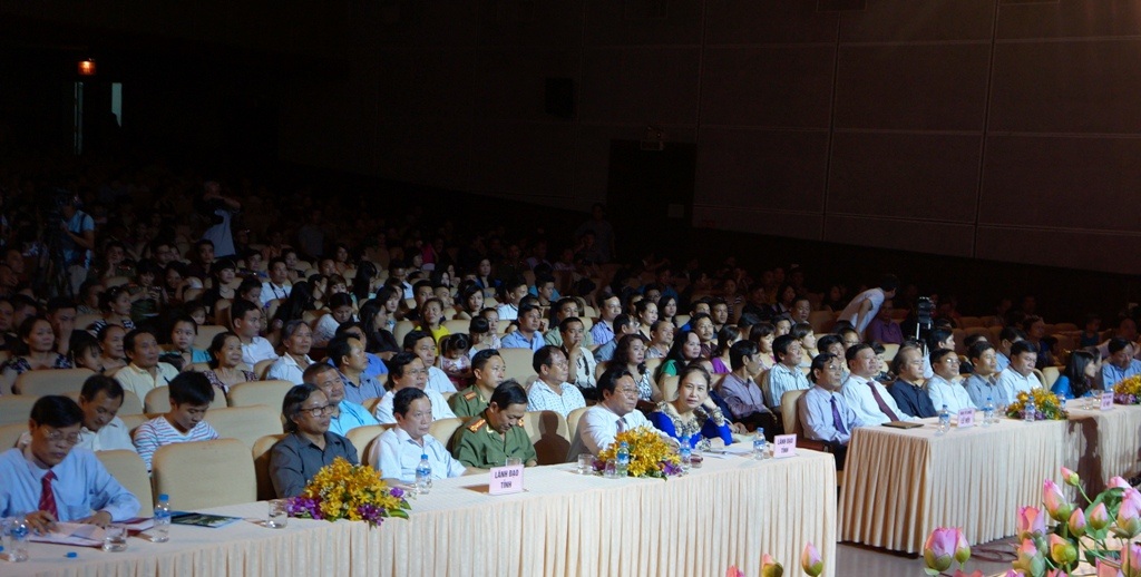 Các đại biểu tham dự đêm tổng kết Lễ hội Làng Sen toàn quốc 2015.