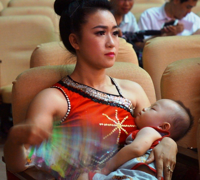 Những cô gái đẹp đến từ các đoàn nghệ thuật quần chúng trong cả nước tham dự đêm tổng kết.