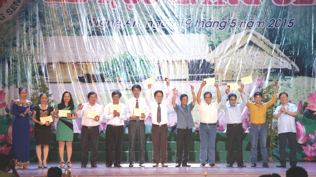 Tiết mục Người Chơ Ro nhớ ơn Bác do đoàn NTQC Đồng Nai biểu diễn.