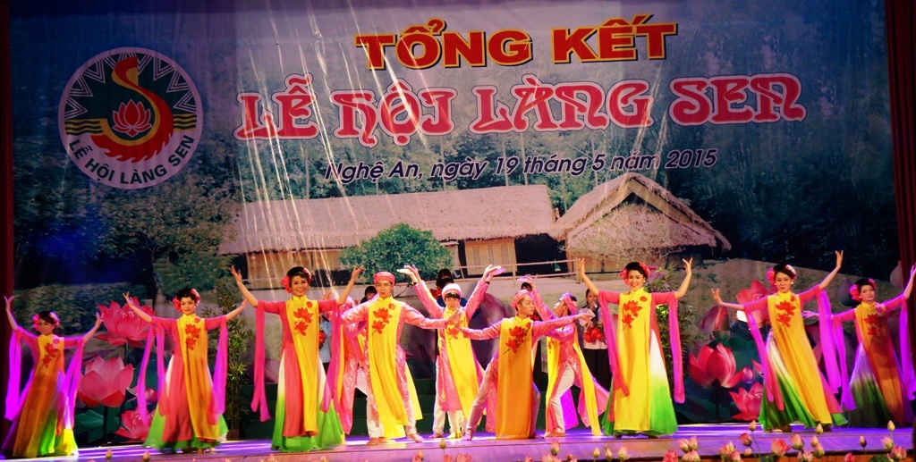 Lưu luyến đêm tổng kết Lễ hội Làng Sen 2015