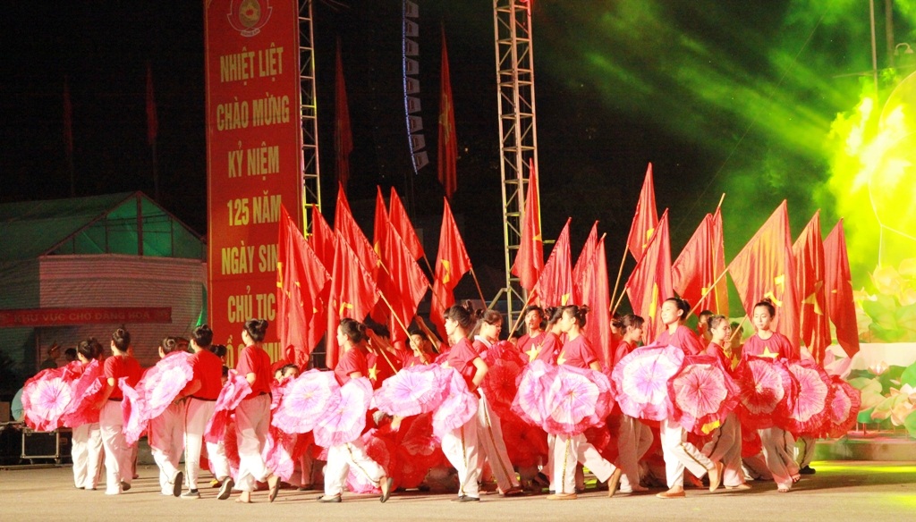 Màn biểu diễn của các diễn viên trong phần đầu chào mừng các đoàn về tham dự.